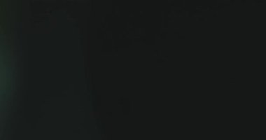 Sinematik Film Yanması ve Vintage Dokusuyla Işık Sızıntısı