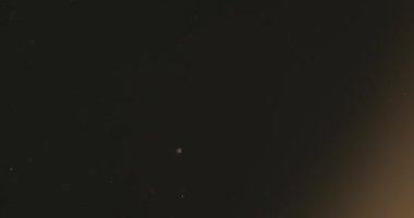 Sinematik Film Yanması ve Vintage Dokusuyla Işık Sızıntısı