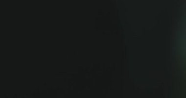 Sinematik Film Yanması ve Vintage Dokusuyla Işık Sızıntısı