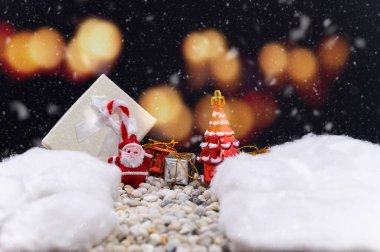 Mutlu noeller hediye kutusu karlı gece geçmişi