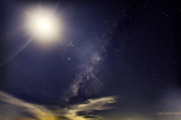 Γαλαξίας Και Φως Του Φεγγαριού Νύχτα — Φωτογραφία Αρχείου