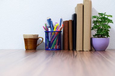 Kitap okuma konsepti odadaki masada.