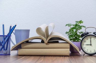 Kitap okuma konsepti odadaki masada.