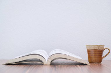 Kitap okuma konsepti odadaki masada.