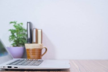 Not defteri odadaki masaya yerleştirilmiş.