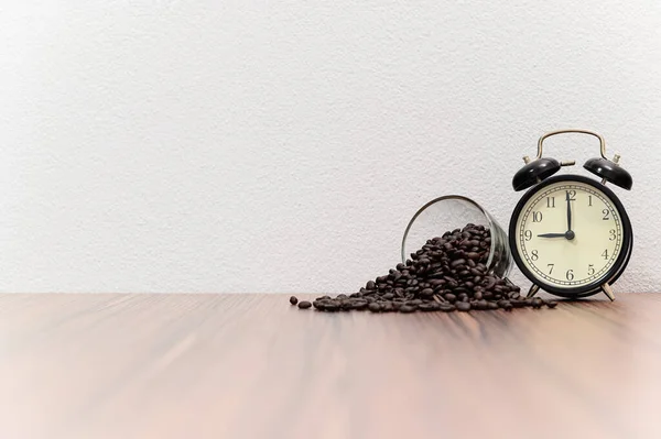 コーヒー豆からのエネルギーの概念は机の上にあり — ストック写真