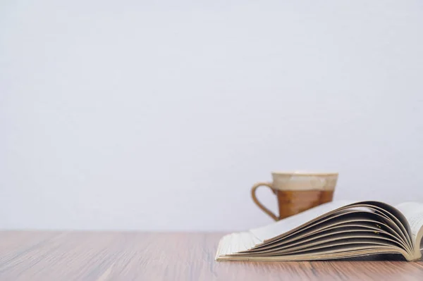 Conceito Ler Livro Está Mesa Sala — Fotografia de Stock