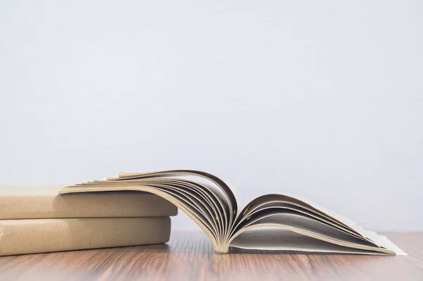 Conceito Ler Livro Está Mesa Sala — Fotografia de Stock