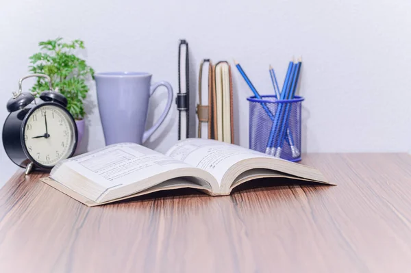 Conceito Ler Livro Está Mesa Sala — Fotografia de Stock