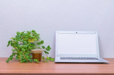  İş adamının bilgisayarı masada.