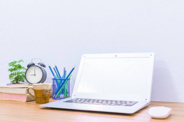  İş adamının bilgisayarı masada.