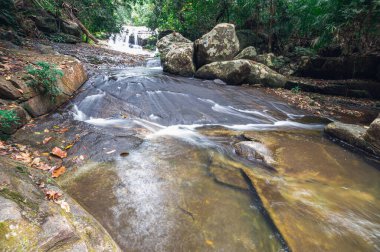 Seyahat konsepti: Khao Chamao Şelalesi Ulusal Parkı Aşk Parkı