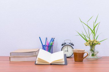Kitap belgeleri ve kırtasiye malzemeleri masada.