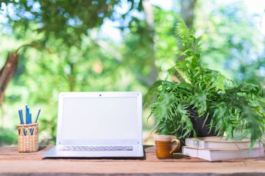 Not defteri bilgisayarı ve sabit donanım Masada, doğal manzara