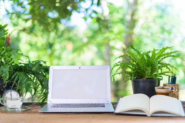 Not defteri bilgisayarı ve sabit donanım Masada, doğal manzara