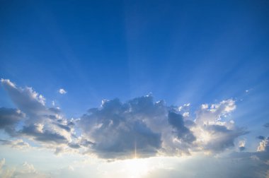 Panorama gökyüzü ve bulutlar Akşamları güneş ışığı