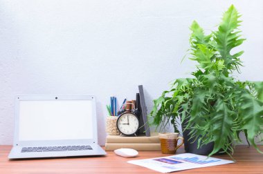  Dizüstü bilgisayar masada.