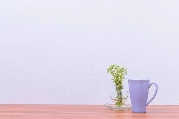 Kaffeebecher Und Blumenvasen Auf Dem Schreibtisch — Stockfoto