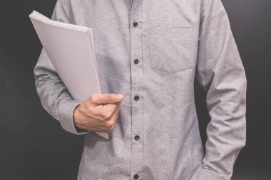 İş adamları belgelerini işte tutuyorlar