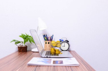 Bilgisayarlar ve kağıtlar masada.