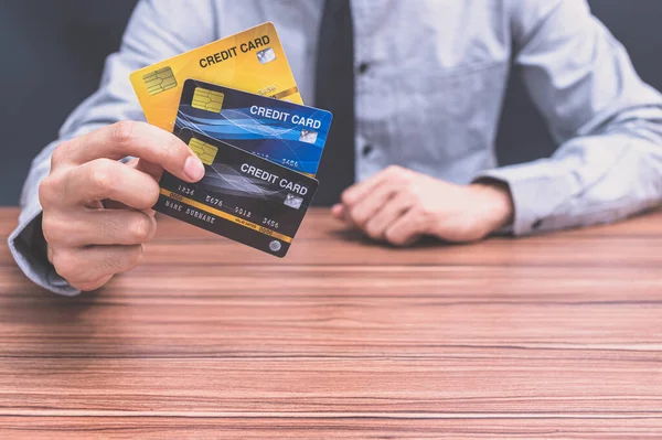 Kredi kartları işadamlarının elinde.