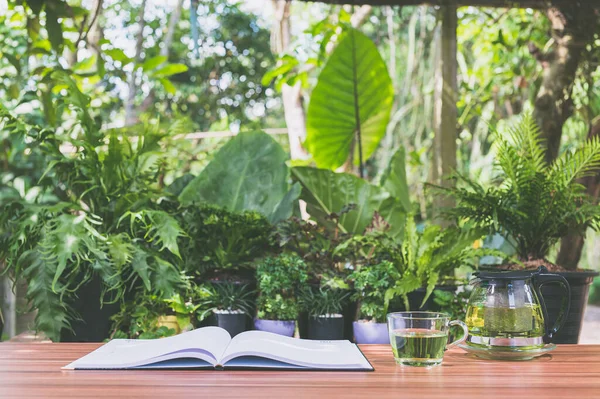 Konsep Membaca Buku Dan Meja — Stok Foto