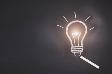  Tahtadaki ampul sembolü bir fikri temsil ediyor.