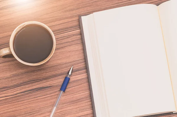 Concept Van Liefde Lezen Schrijven Met Een Koffiemok Tafel — Stockfoto