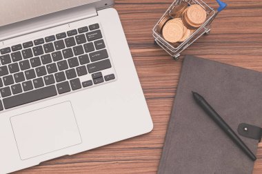 Defter bilgisayarları ve kitaplar masanın üstünde..