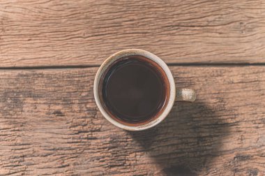 Kahve fincanı masanın üzerinde. Kahve içme konsepti.