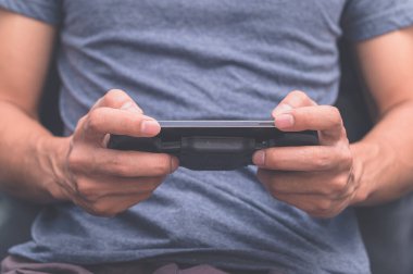 İnsanoğlu akıllı telefonlardan oyunlar oynar.