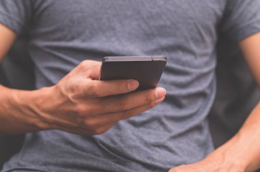 Akıllı telefon kullanan bir insan.