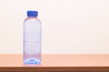 Bir şişe içme suyu. Sağlık için içme suyu
