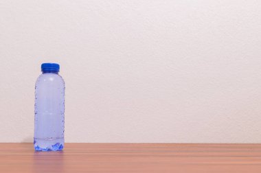 Bir şişe içme suyu. Sağlık için içme suyu