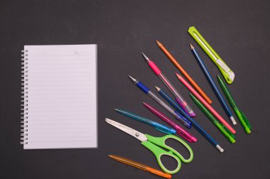 Okula ve eğitim konseptine Dön Not Defteri ve Kırtasiye