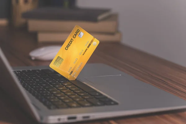 Άνθρωποι Χρησιμοποιούν Πιστωτικές Κάρτες Για Ψωνίσουν Online Μέσω Υπολογιστών — Φωτογραφία Αρχείου