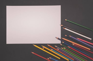 Çok renkli kalemler ve beyaz kağıtlar Okula ve eğitime dönüş konsepti 