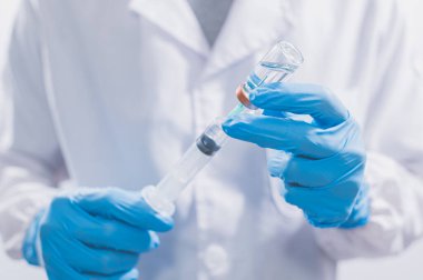 Doktorlar ya da bilim adamları COVID-19 ile savaşmak ya da diğer hastalıklara inanmak için aşı kullanıyorlar..