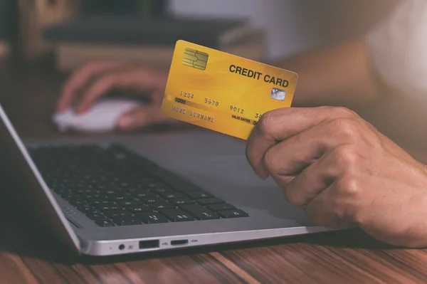 Άνθρωποι Χρησιμοποιούν Πιστωτικές Κάρτες Για Ψωνίσουν Online Μέσω Υπολογιστών — Φωτογραφία Αρχείου