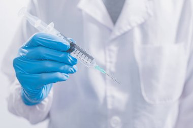 Doktorlar ya da bilim adamları COVID-19 ile savaşmak ya da diğer hastalıklara inanmak için aşı kullanıyorlar..