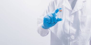 Doktorlar ya da bilim adamları COVID-19 ile savaşmak ya da diğer hastalıklara inanmak için aşı kullanıyorlar..