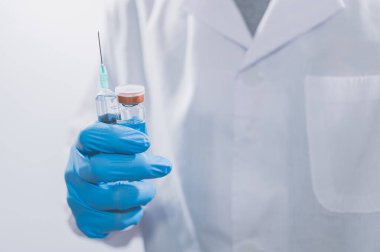 Doktorlar ya da bilim adamları COVID-19 ile savaşmak ya da diğer hastalıklara inanmak için aşı kullanıyorlar..