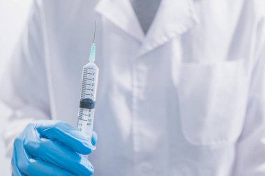 Doktorlar ya da bilim adamları COVID-19 ile savaşmak ya da diğer hastalıklara inanmak için aşı kullanıyorlar..