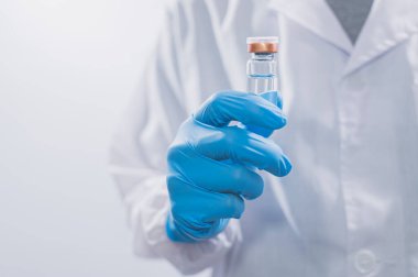 Doktorlar ya da bilim adamları COVID-19 ile savaşmak ya da diğer hastalıklara inanmak için aşı kullanıyorlar..