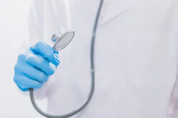 Doctor Took Hold Stethoscope — Stock Photo, Image