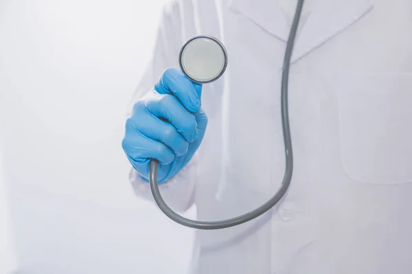 Doctor Took Hold Stethoscope — Stock Photo, Image