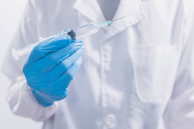 Doktorlar ya da bilim adamları COVID-19 ile savaşmak ya da diğer hastalıklara inanmak için aşı kullanıyorlar..