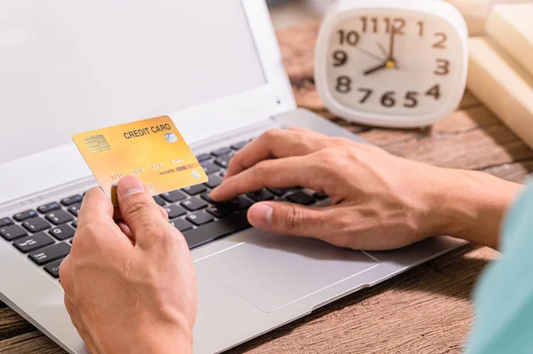 Άνθρωποι Χρησιμοποιούν Πιστωτικές Κάρτες Για Ψωνίσουν Online Μέσω Φορητών Υπολογιστών — Φωτογραφία Αρχείου