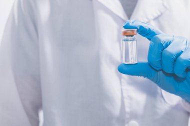 Doktorlar ya da bilim adamları COVID-19 ile savaşmak ya da diğer hastalıklara inanmak için aşı kullanıyorlar..