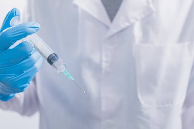 Doktorlar ya da bilim adamları COVID-19 ile savaşmak ya da diğer hastalıklara inanmak için aşı kullanıyorlar..